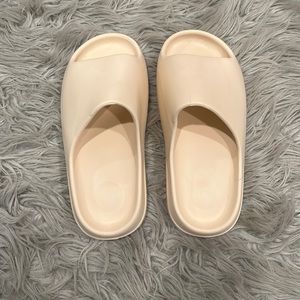 DUPE of Yeezy slides